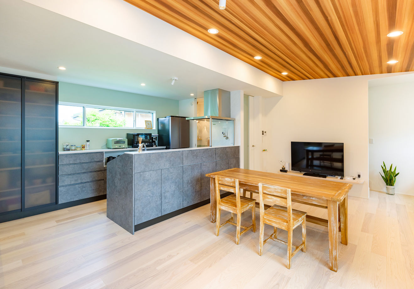 三心 【2000万円台/ビルトインガレージ/屋上/間取り図】サーフィンを楽しむ家づくり。ゆったりとした1LDKの家の建築実例画像3