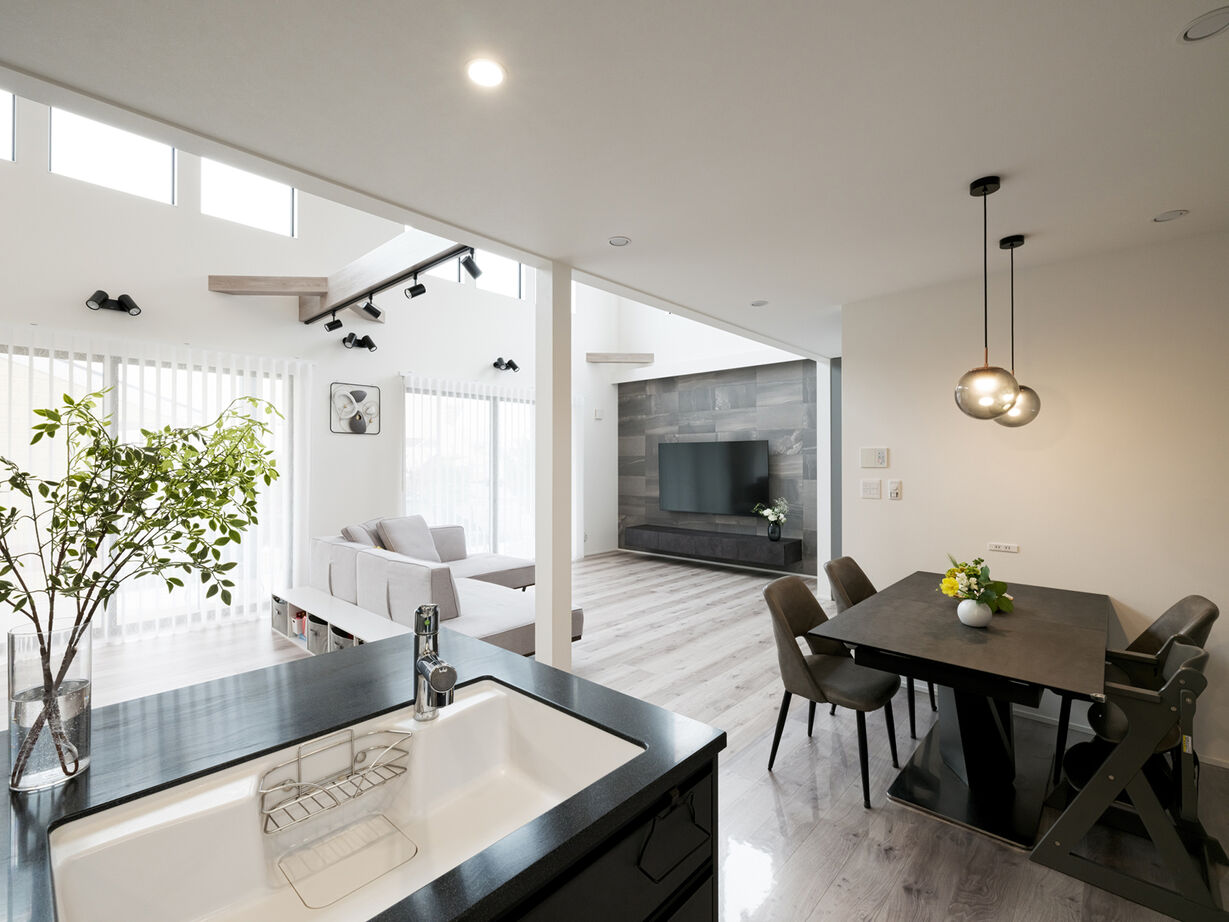 三心 【3000万円台/吹抜け/間取り図】開放感、回遊動線、趣味の空間も思いのままに。自由を愉しんだ家づくりの建築実例画像2