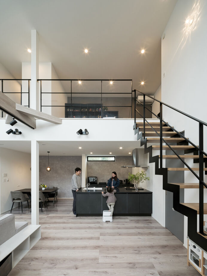 三心 【3000万円台/吹抜け/間取り図】開放感、回遊動線、趣味の空間も思いのままに。自由を愉しんだ家づくりの建築実例画像3