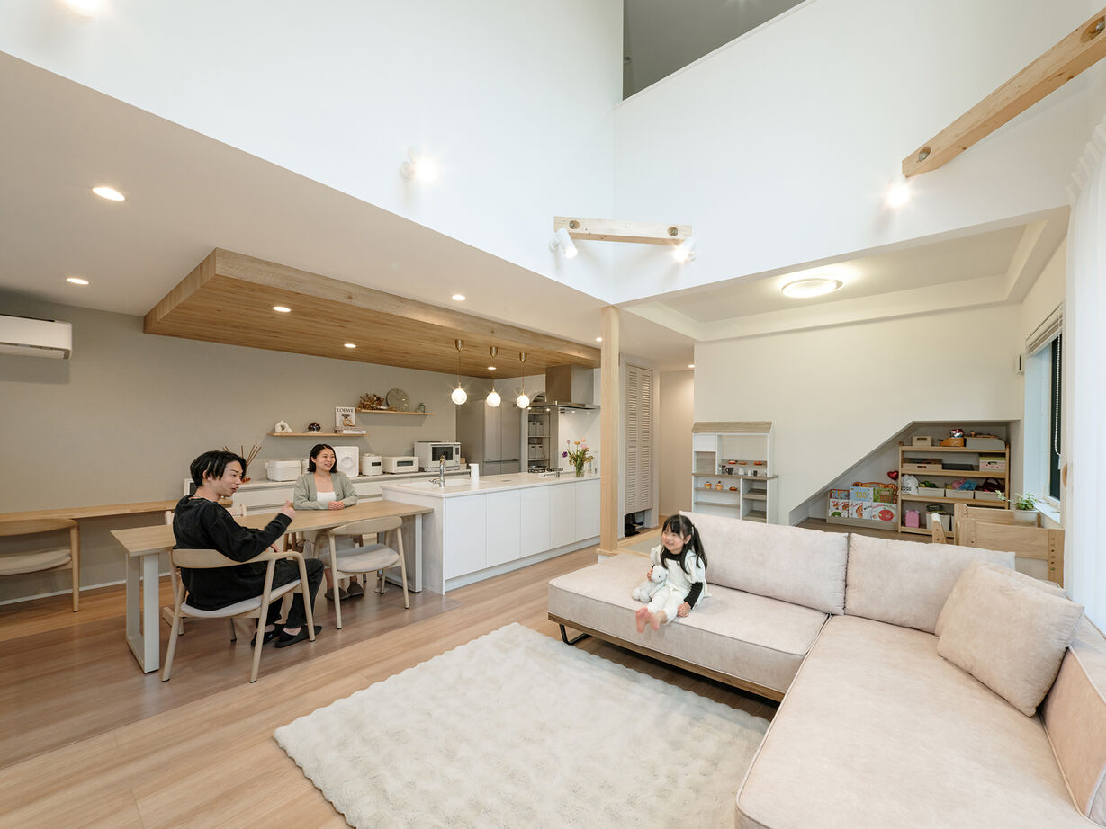 三心 【2000万円台/吹抜け/間取り図】多目的な小上がりや読書コーナーなど、型にはまらない住空間が魅力の建築実例画像3