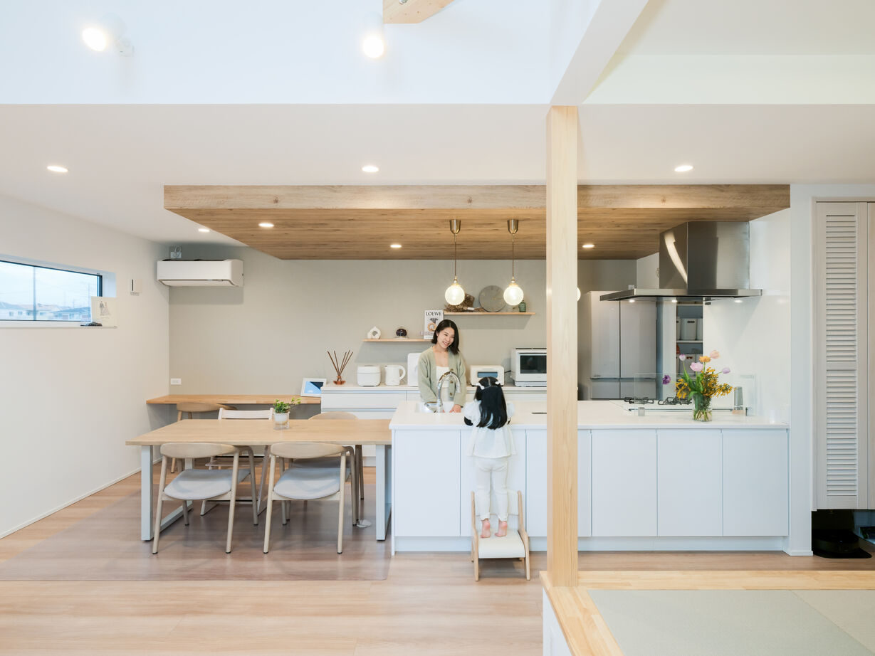 三心 【2000万円台/吹抜け/間取り図】多目的な小上がりや読書コーナーなど、型にはまらない住空間が魅力の建築実例画像4