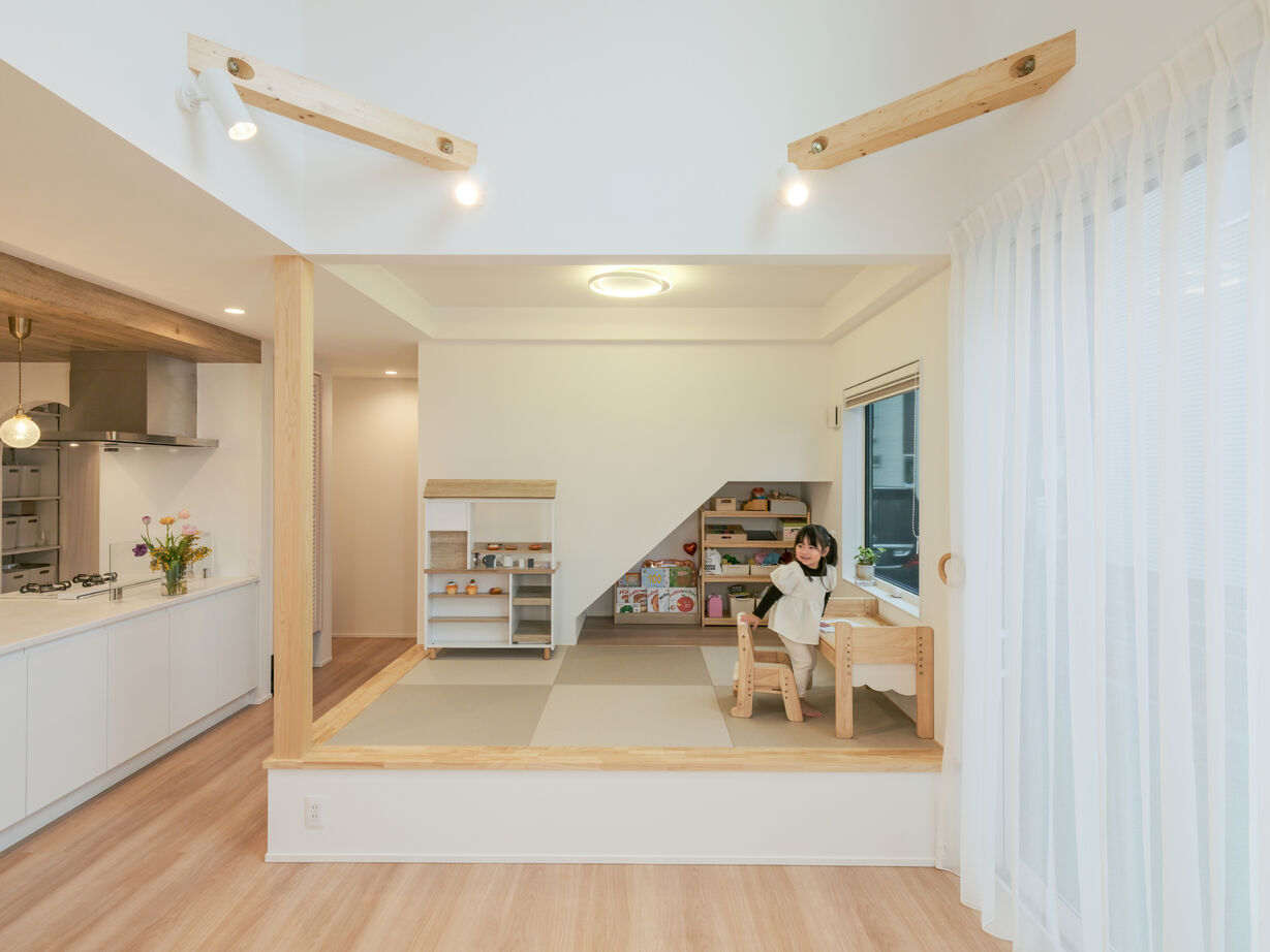 三心 【2000万円台/吹抜け/間取り図】多目的な小上がりや読書コーナーなど、型にはまらない住空間が魅力の建築実例画像5