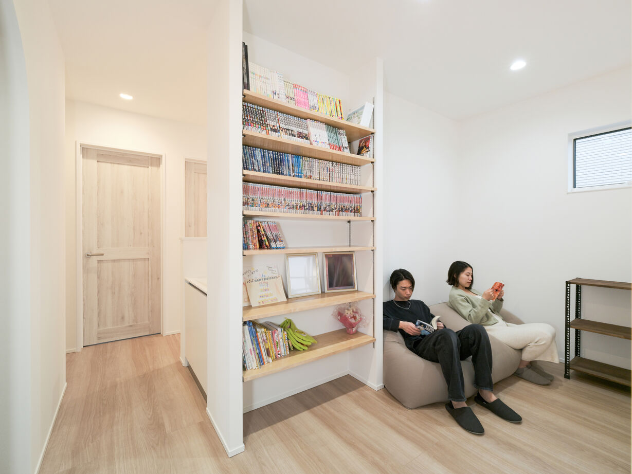 三心 【2000万円台/吹抜け/間取り図】多目的な小上がりや読書コーナーなど、型にはまらない住空間が魅力の建築実例画像6