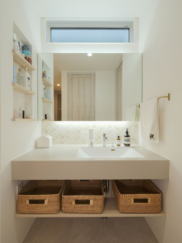 三心 【2000万円台/吹抜け/間取り図】多目的な小上がりや読書コーナーなど、型にはまらない住空間が魅力の建築実例画像8