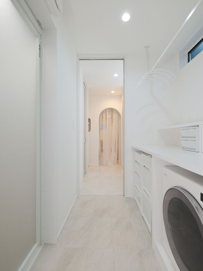 三心 【2000万円台/吹抜け/間取り図】多目的な小上がりや読書コーナーなど、型にはまらない住空間が魅力の建築実例画像9