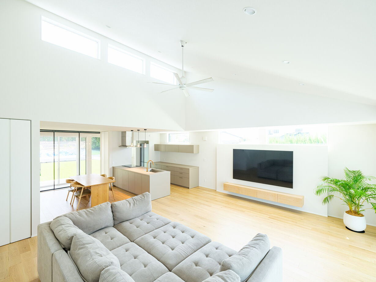 三心 【3000万円台/平屋/7人家族/間取り図】大家族を包む大きな庭と勾配天井のある大空間。理想の平屋の建築実例画像2