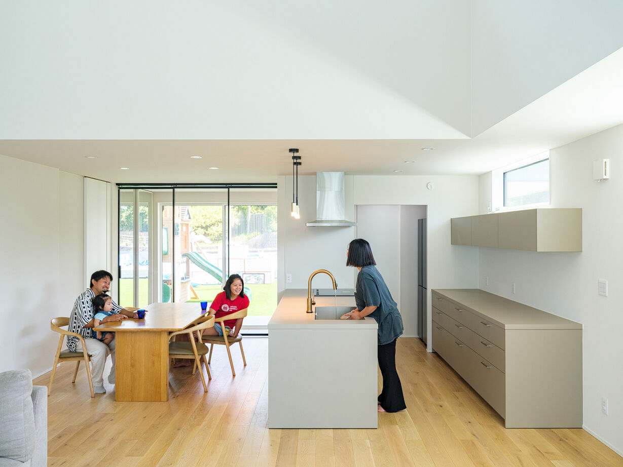 三心 【3000万円台/平屋/7人家族/間取り図】大家族を包む大きな庭と勾配天井のある大空間。理想の平屋の建築実例画像3