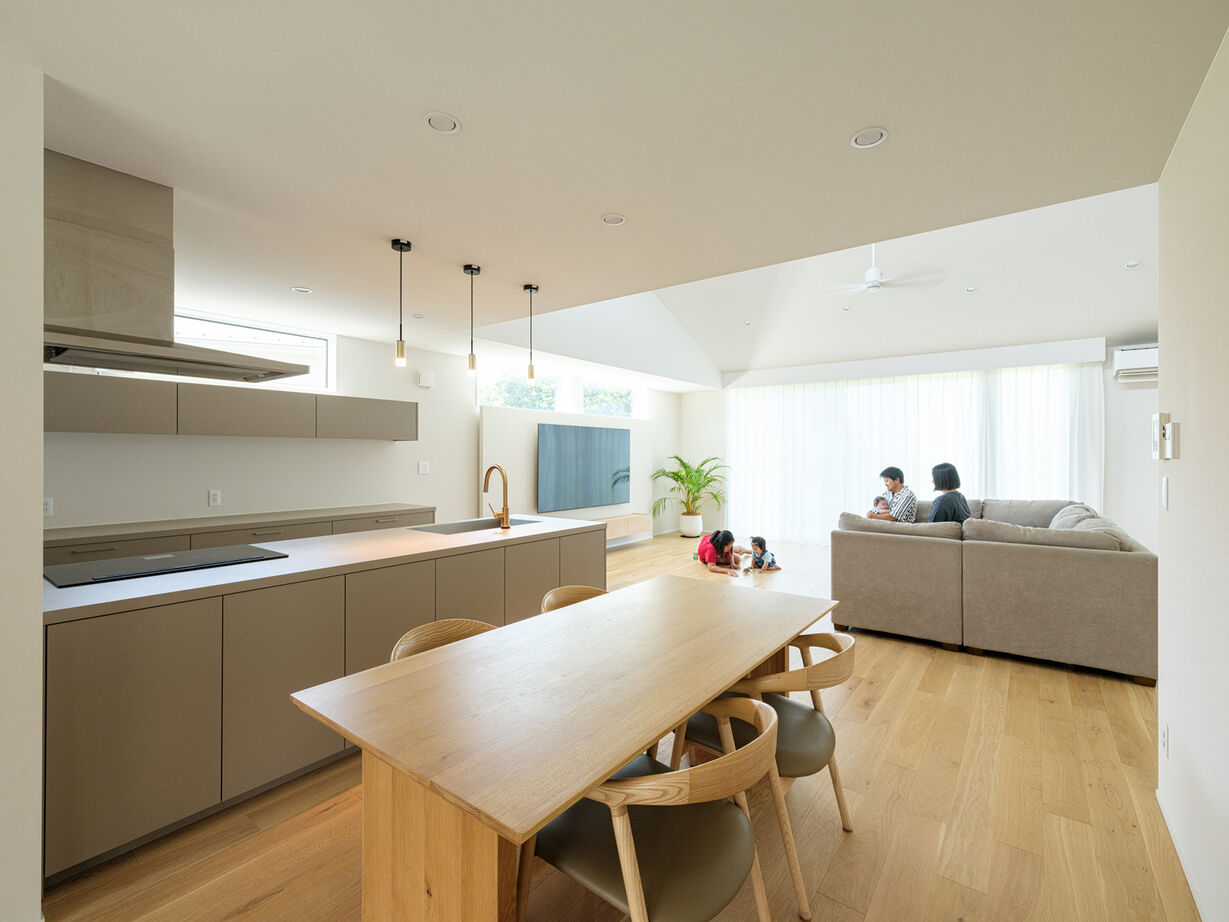 三心 【3000万円台/平屋/7人家族/間取り図】大家族を包む大きな庭と勾配天井のある大空間。理想の平屋の建築実例画像5