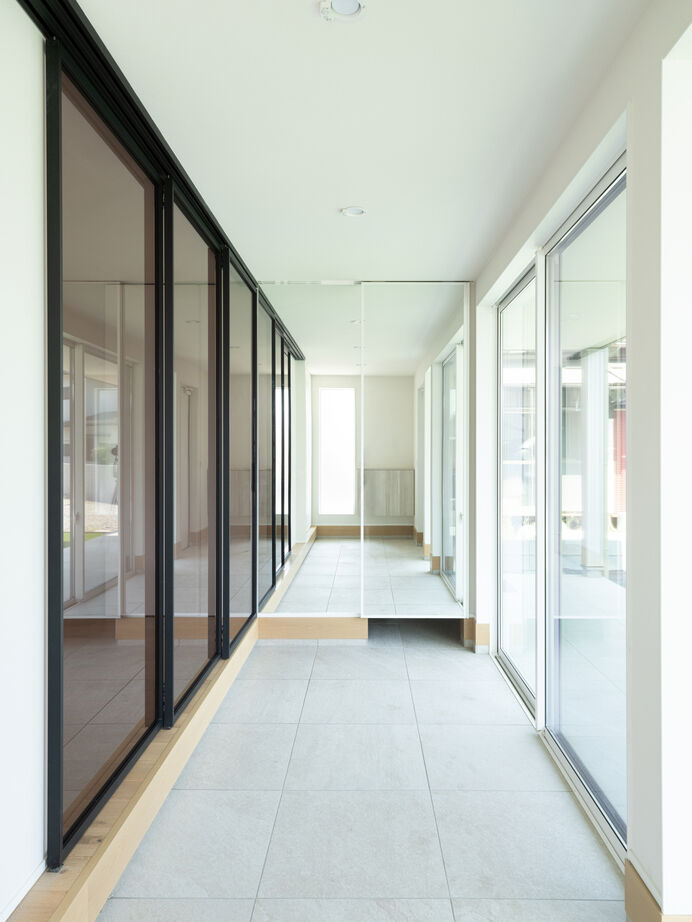 三心 【3000万円台/平屋/7人家族/間取り図】大家族を包む大きな庭と勾配天井のある大空間。理想の平屋の建築実例画像10