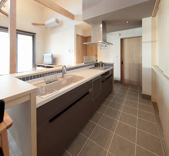 古郡ホーム 家のどこにいても家族と繋がる。木の表情が優しく包み、見守る家族時間の建築実例画像3