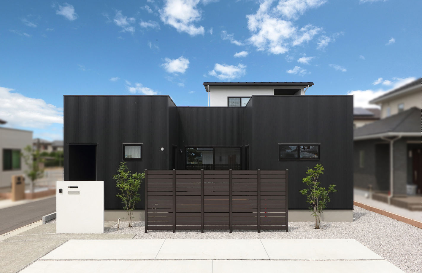 古郡ホーム 【平屋＋α/間取り図あり】意匠にこだわり居心地を重視　２つの中庭がある住まいの建築実例画像1