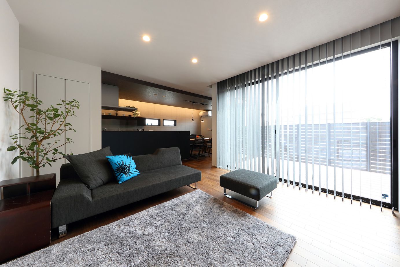 古郡ホーム 【平屋＋α/間取り図あり】意匠にこだわり居心地を重視　２つの中庭がある住まいの建築実例画像2