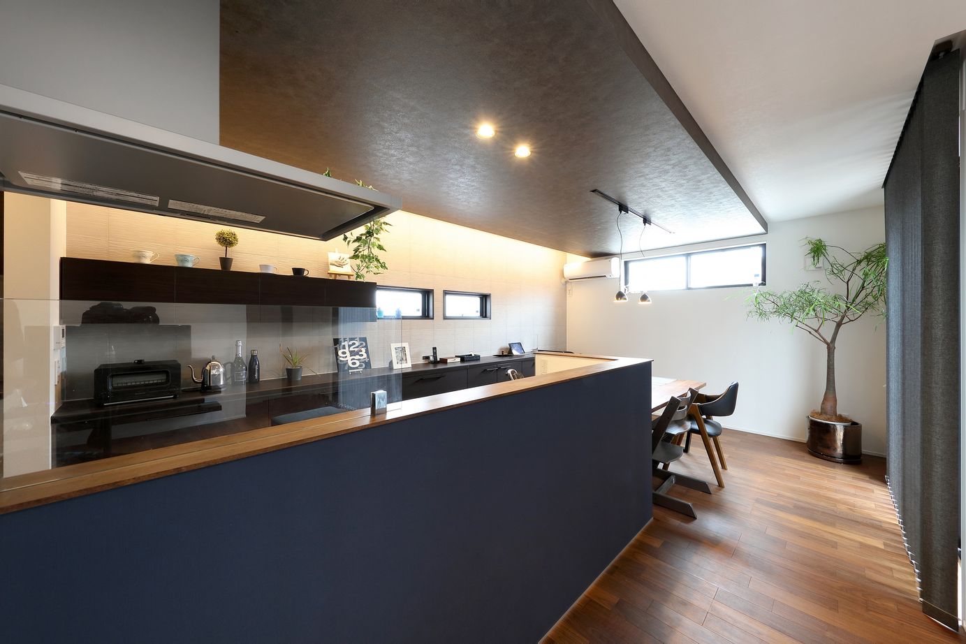 古郡ホーム 【平屋＋α/間取り図あり】意匠にこだわり居心地を重視　２つの中庭がある住まいの建築実例画像3