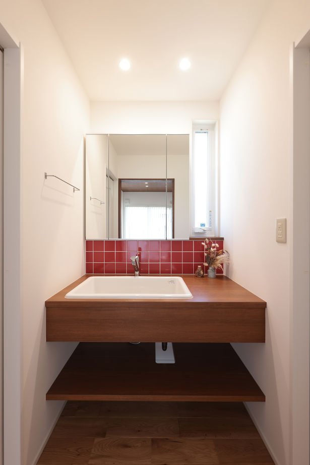 古郡ホーム 【間取り図あり/34.6坪】ヴィンテージ家具の似合うシルバーガルバの住まいの建築実例画像3