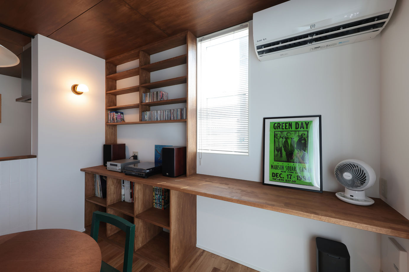 古郡ホーム 【間取り図あり/34.6坪】ヴィンテージ家具の似合うシルバーガルバの住まいの建築実例画像4