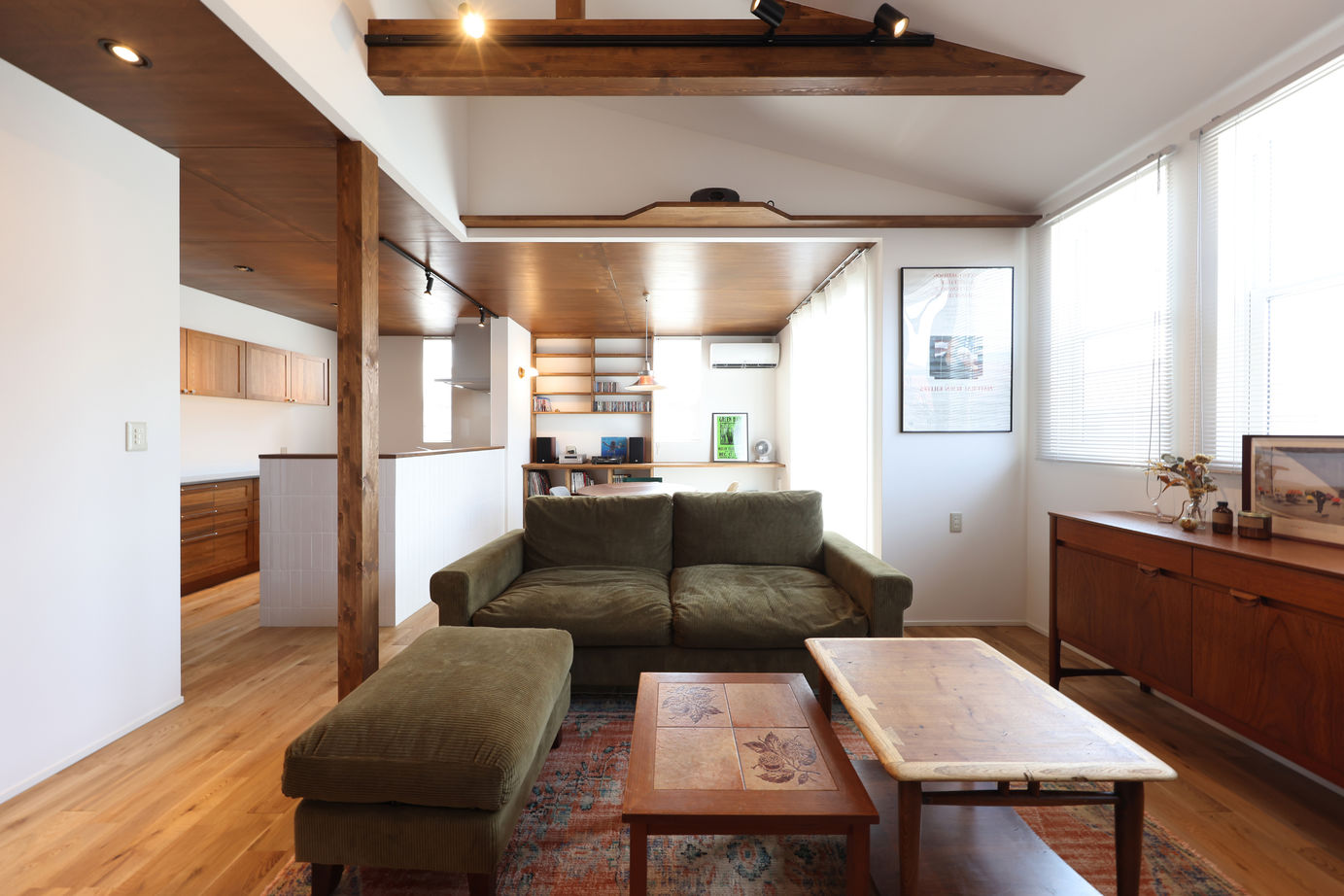 古郡ホーム 【間取り図あり/34.6坪】ヴィンテージ家具の似合うシルバーガルバの住まいの建築実例画像5