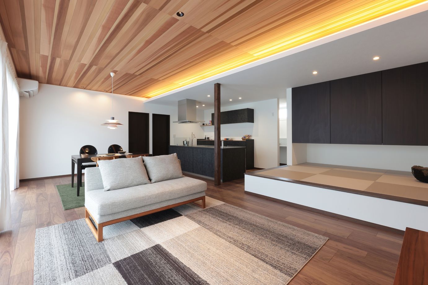 古郡ホーム 視線の先の風景を楽しむモダンな住まいの建築実例画像2