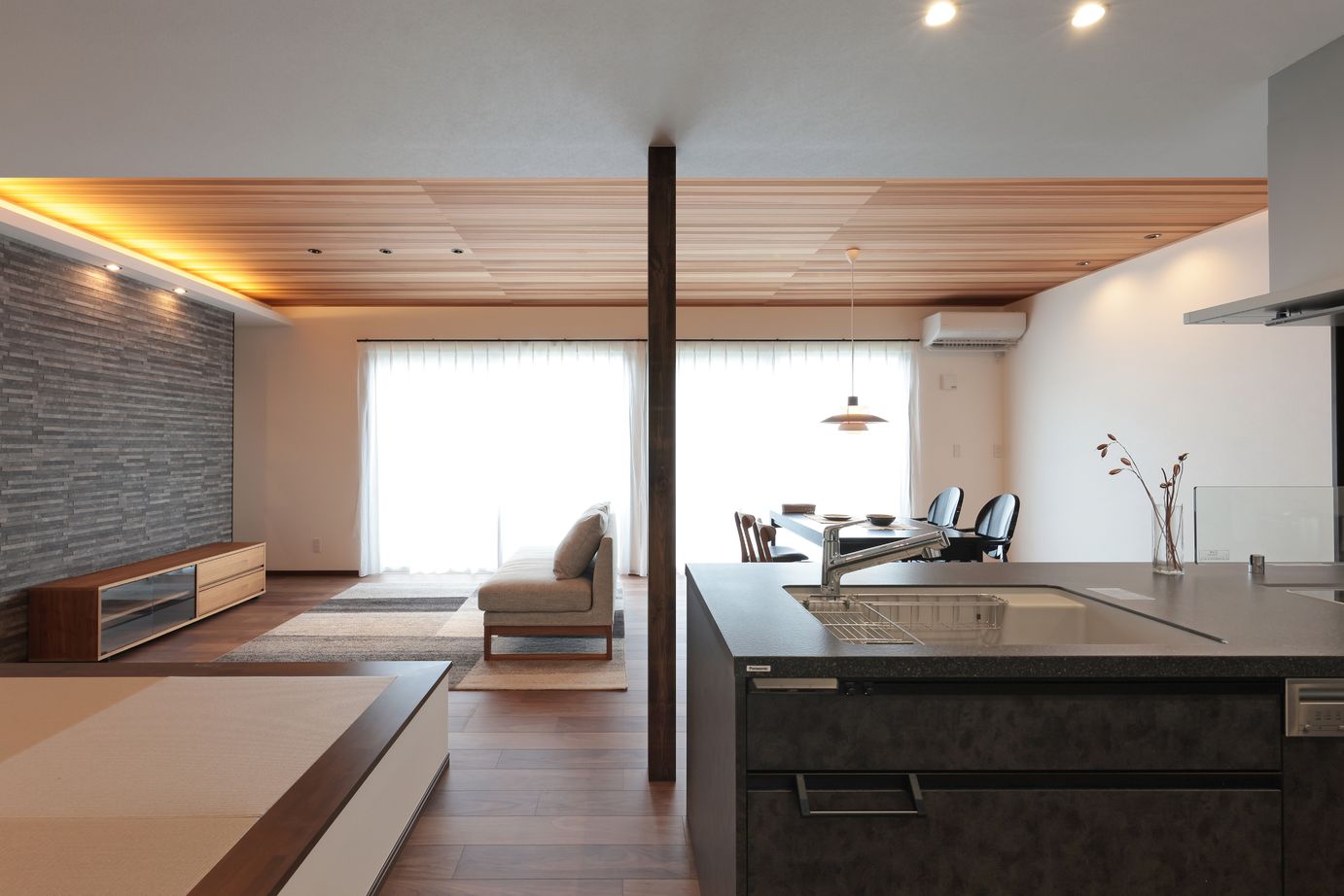 古郡ホーム 視線の先の風景を楽しむモダンな住まいの建築実例画像3