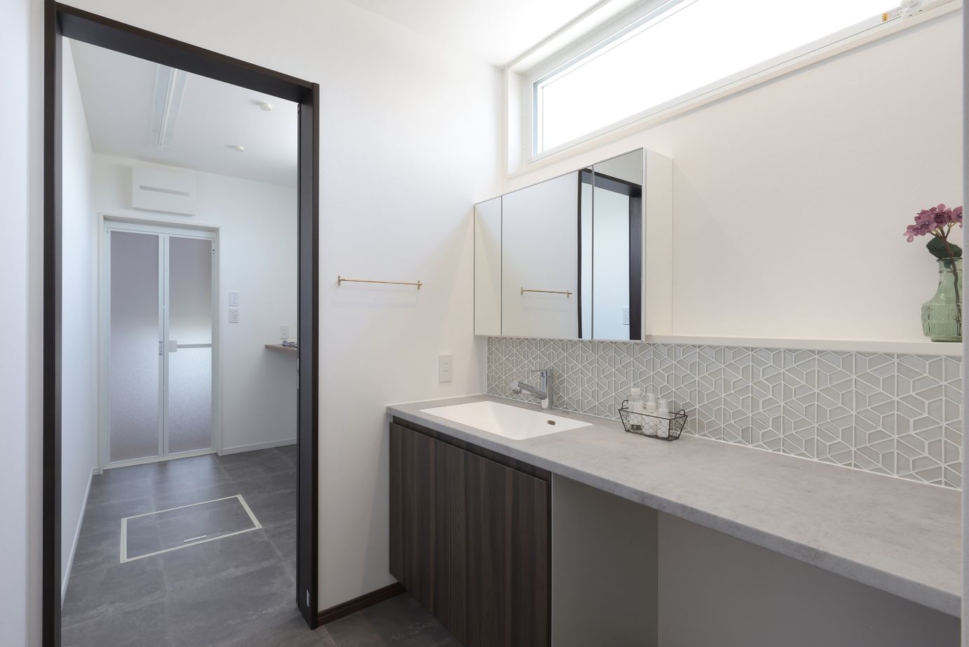 古郡ホーム 視線の先の風景を楽しむモダンな住まいの建築実例画像6