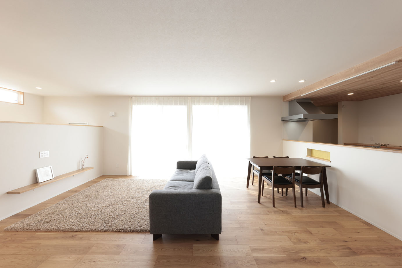 古郡ホーム 本に囲まれるやわらかカラーの平屋の建築実例画像2