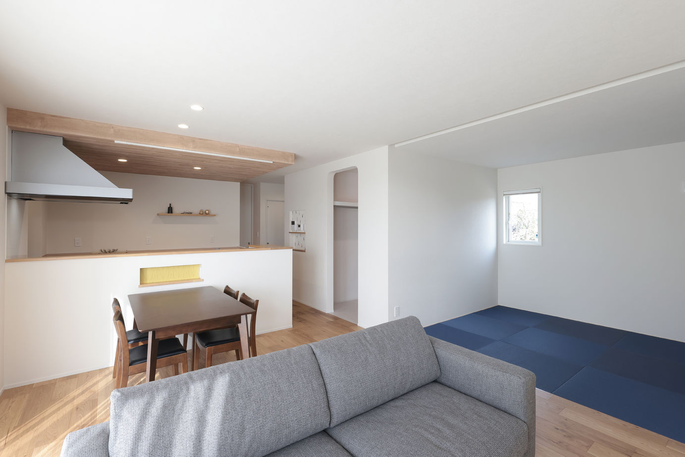 古郡ホーム 本に囲まれるやわらかカラーの平屋の建築実例画像3