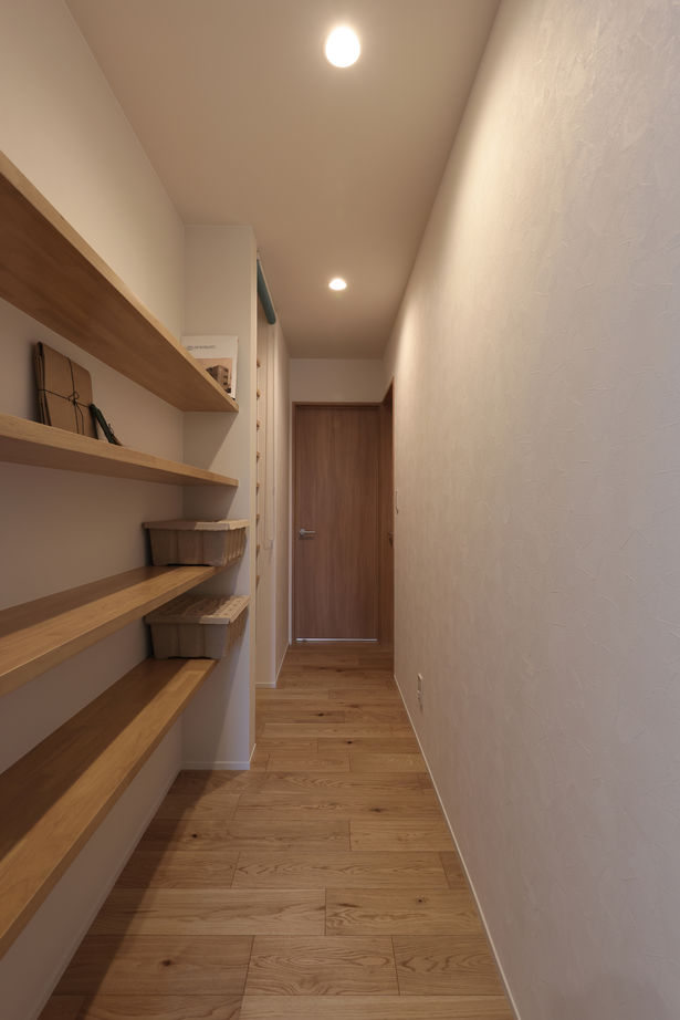 古郡ホーム 本に囲まれるやわらかカラーの平屋の建築実例画像5