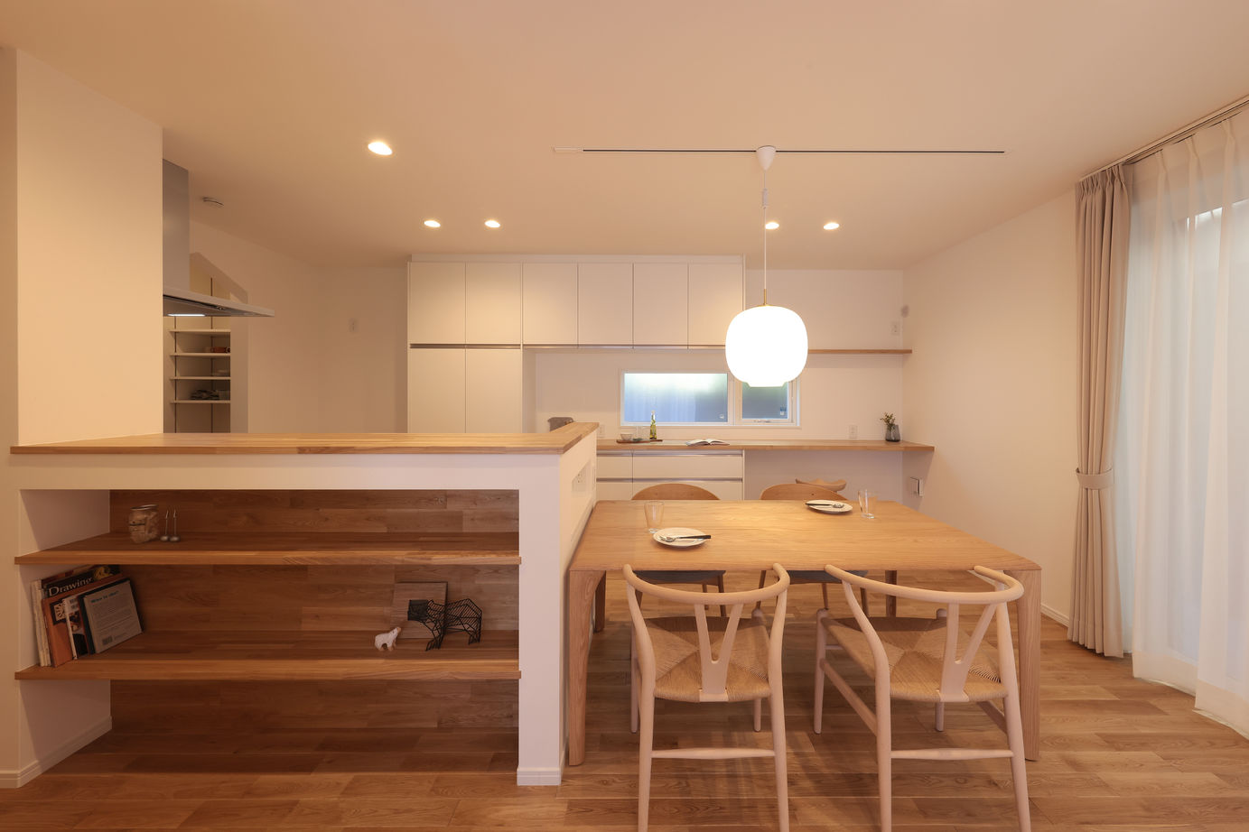 古郡ホーム 自然と調和する木のあたたかみが感じられる白と黒のモダンハウスの建築実例画像2