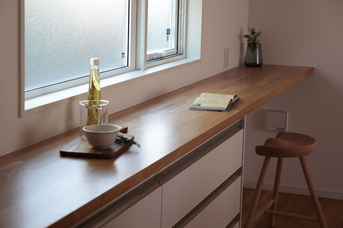 古郡ホーム 自然と調和する木のあたたかみが感じられる白と黒のモダンハウスの建築実例画像3