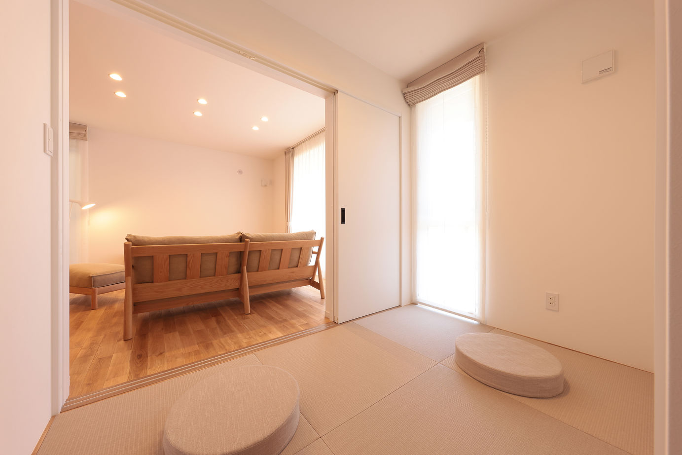 古郡ホーム 自然と調和する木のあたたかみが感じられる白と黒のモダンハウスの建築実例画像4