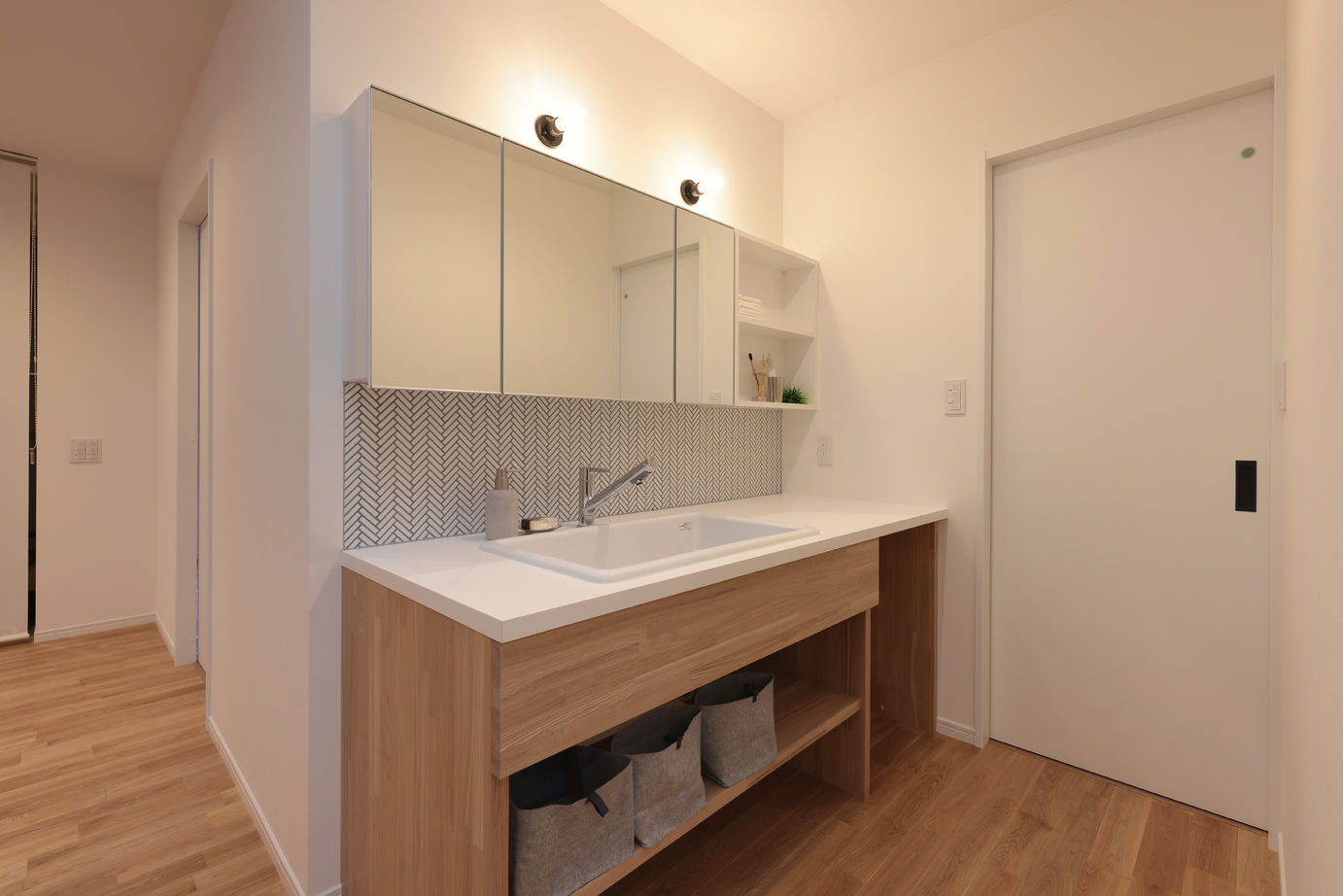 古郡ホーム 自然と調和する木のあたたかみが感じられる白と黒のモダンハウスの建築実例画像5