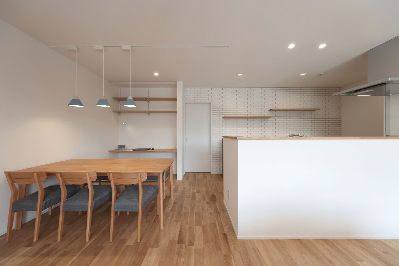 古郡ホーム 【間取り図あり/平屋】「勾配天井の開放感×家事ラク動線」理想の暮らしを叶えた住まいの建築実例画像2