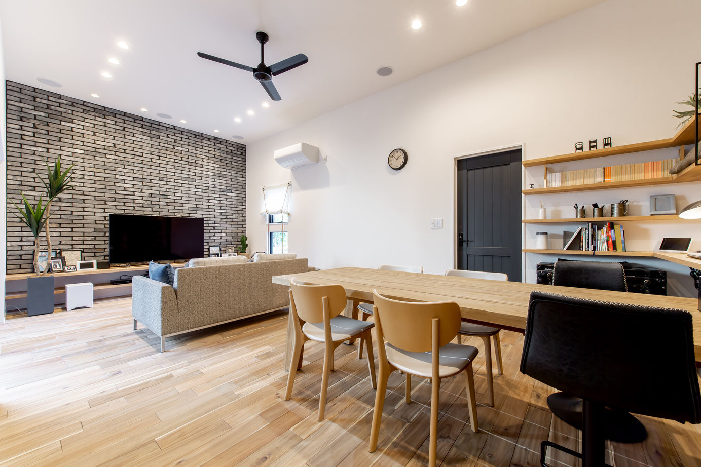 アイデザインホーム 【2100万円台/岐阜県岐阜市/約90坪/平屋】プライベートなアウトドア空間の中庭がある大人ブルックリン平屋の建築実例画像2