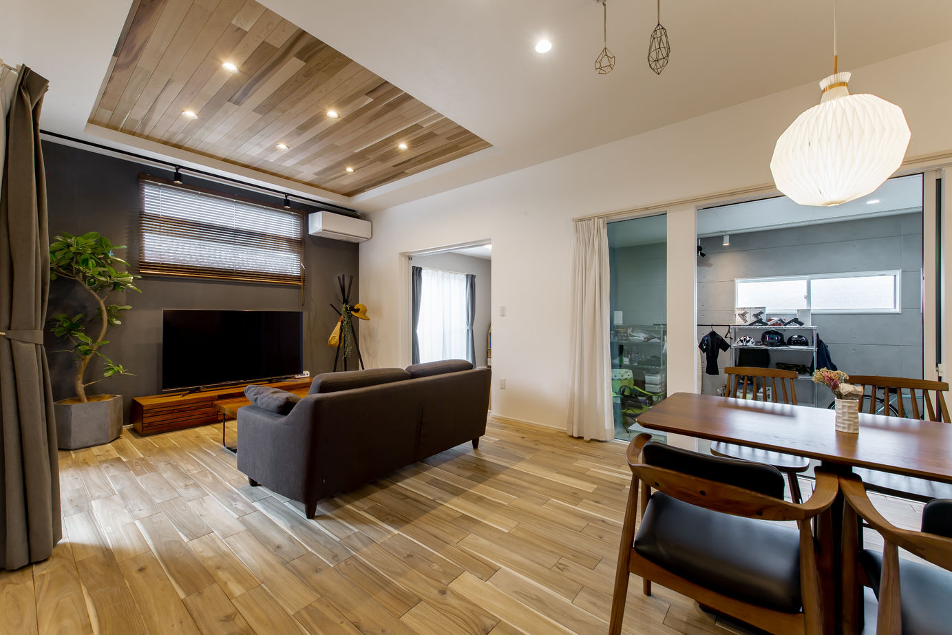 アイデザインホーム 【2000万円台/延床42坪/平屋/スキップフロア】リビングとつながるバイクガレージを叶えた平屋の住まいの建築実例画像2