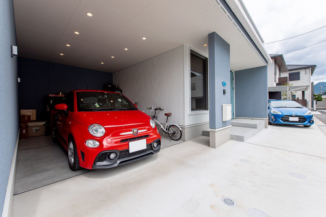 アイデザインホーム 【2000万円台/広島県広島市/延床36坪/土間/ペットと暮らす】グレーイッシュブルーが魅力的なガレージハウスの建築実例画像2