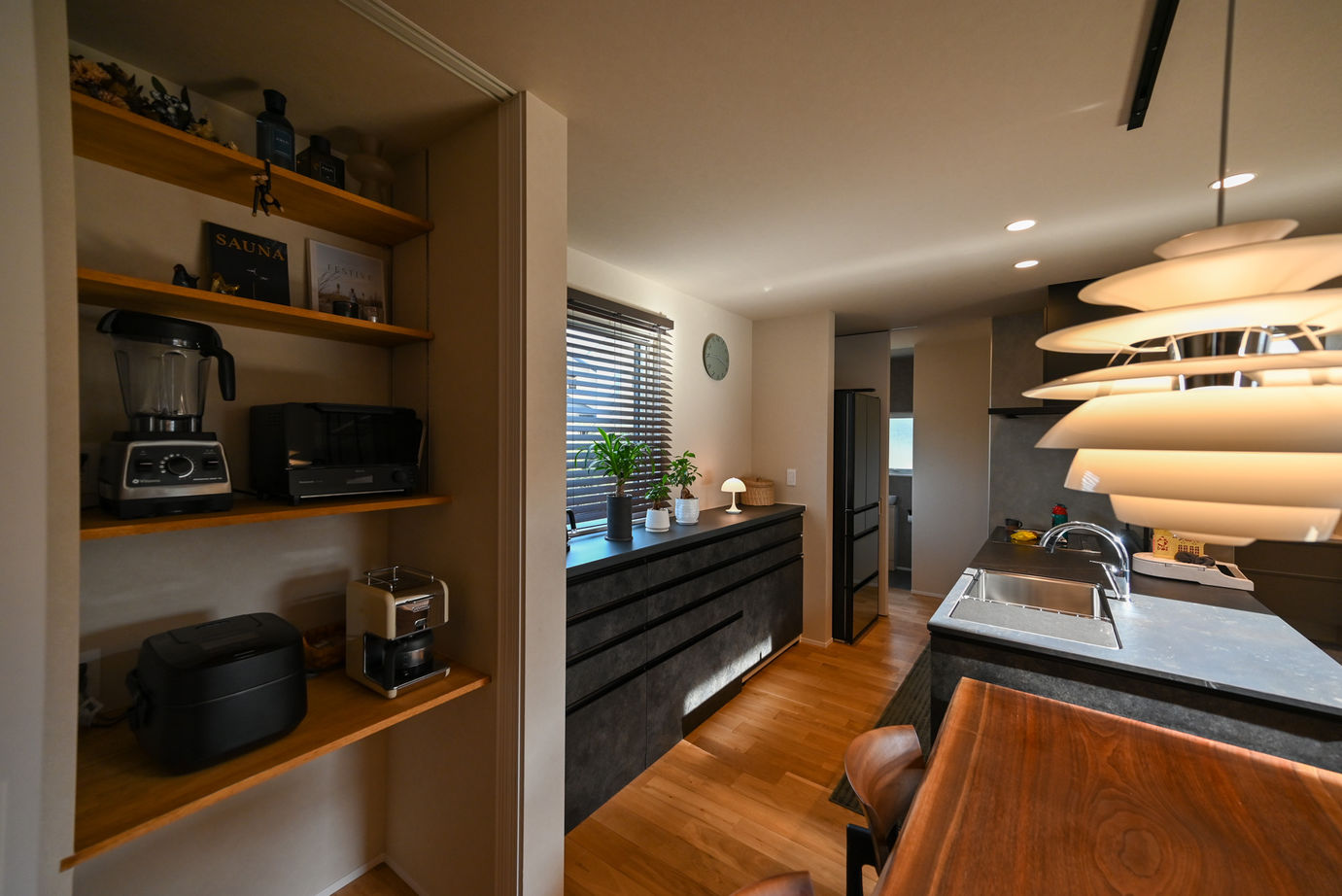 アイデザインホーム 【2000万円台/広島県廿日市市/延床43坪/スキップフロア/土間】スクエア窓から桜を望む家の建築実例画像4