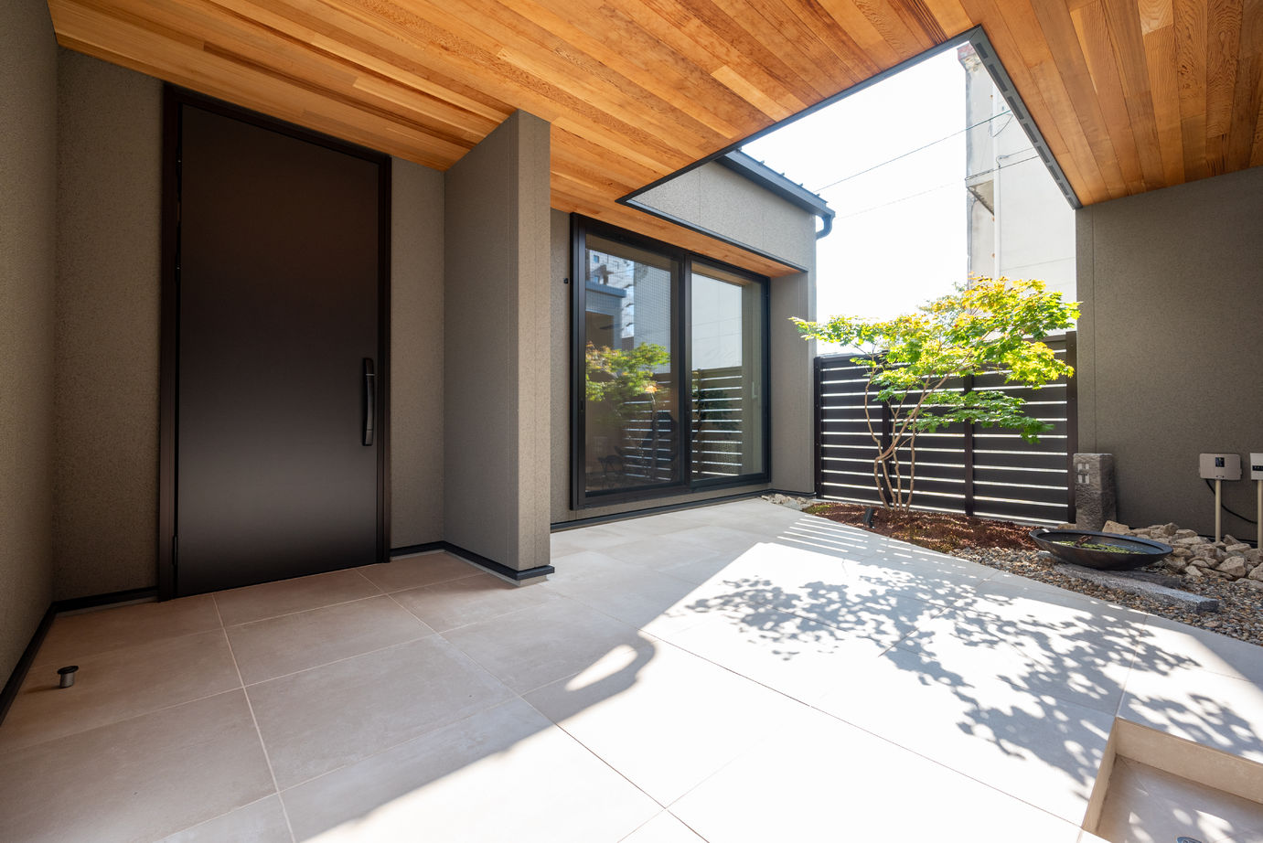 アイデザインホーム 【2000万円台/広島県廿日市市/延床43坪/スキップフロア/土間】スクエア窓から桜を望む家の建築実例画像8