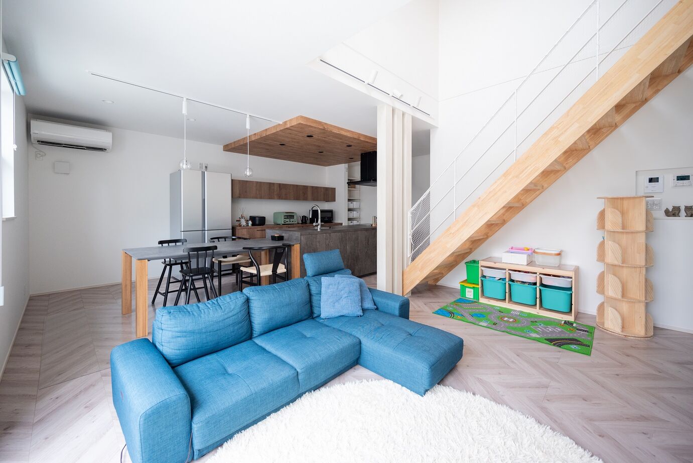 アイデザインホーム 【2000万円台/大阪府寝屋川市/約35坪/吹抜け】ホワイトと宮古ブルーでまとめたカリフォルニアスタイルの家の建築実例画像2