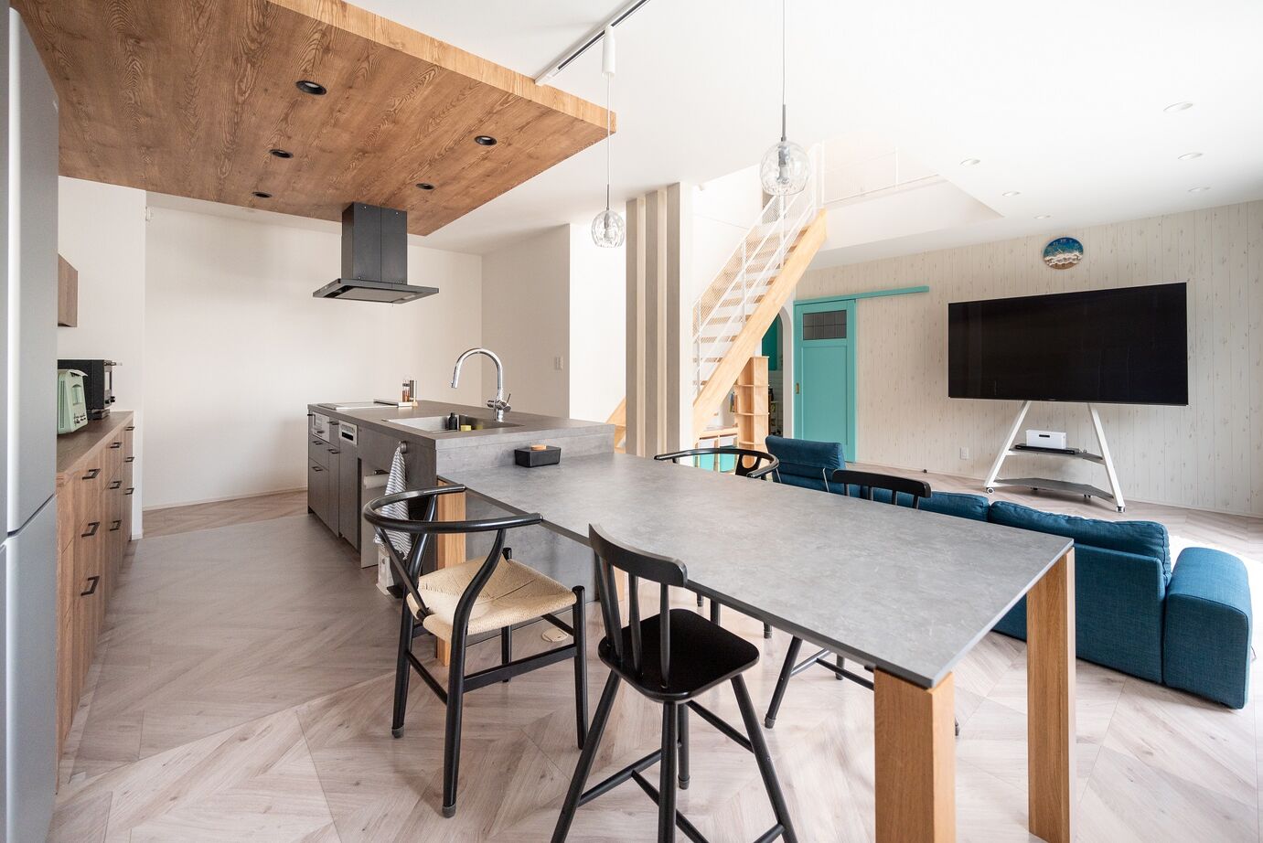 アイデザインホーム 【2000万円台/大阪府寝屋川市/約35坪/吹抜け】ホワイトと宮古ブルーでまとめたカリフォルニアスタイルの家の建築実例画像3