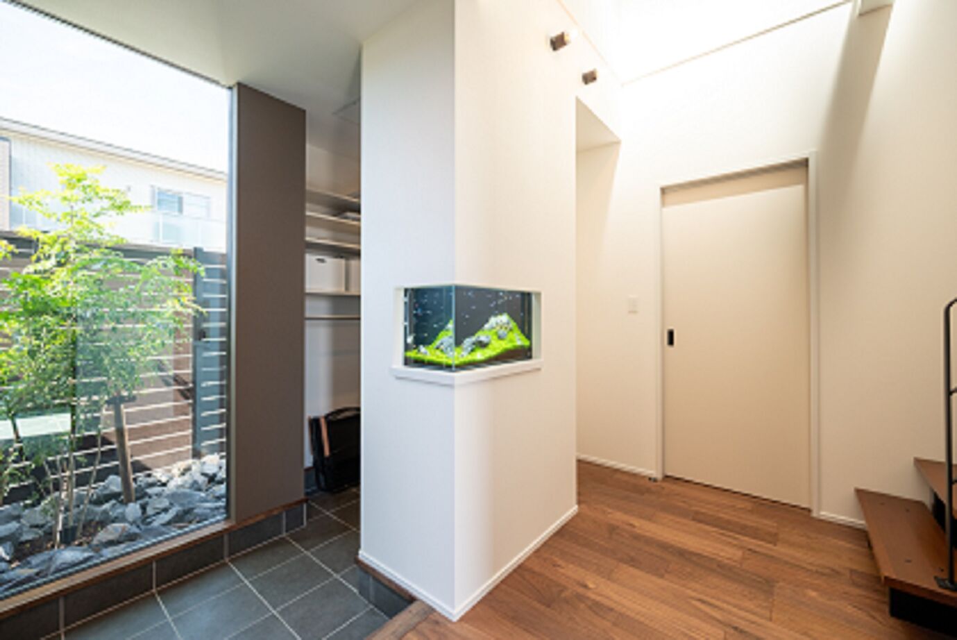 アイデザインホーム 【2000万円台/愛知県一宮市/54坪/アウトドアリビング】アクアリウムと吹抜けのある明るい玄関で迎える家の建築実例画像2