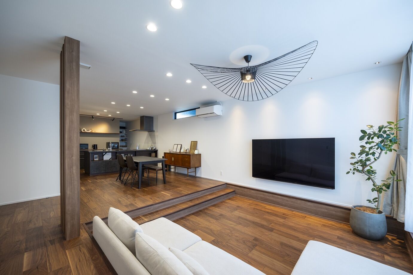 アイデザインホーム 【2000万円台/愛知県一宮市/54坪/アウトドアリビング】アクアリウムと吹抜けのある明るい玄関で迎える家の建築実例画像3