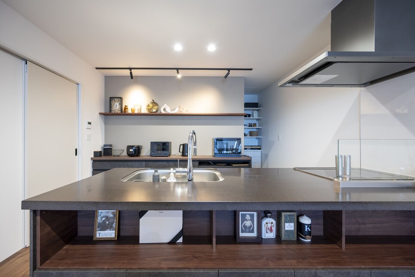 アイデザインホーム 【2000万円台/愛知県一宮市/54坪/アウトドアリビング】アクアリウムと吹抜けのある明るい玄関で迎える家の建築実例画像4