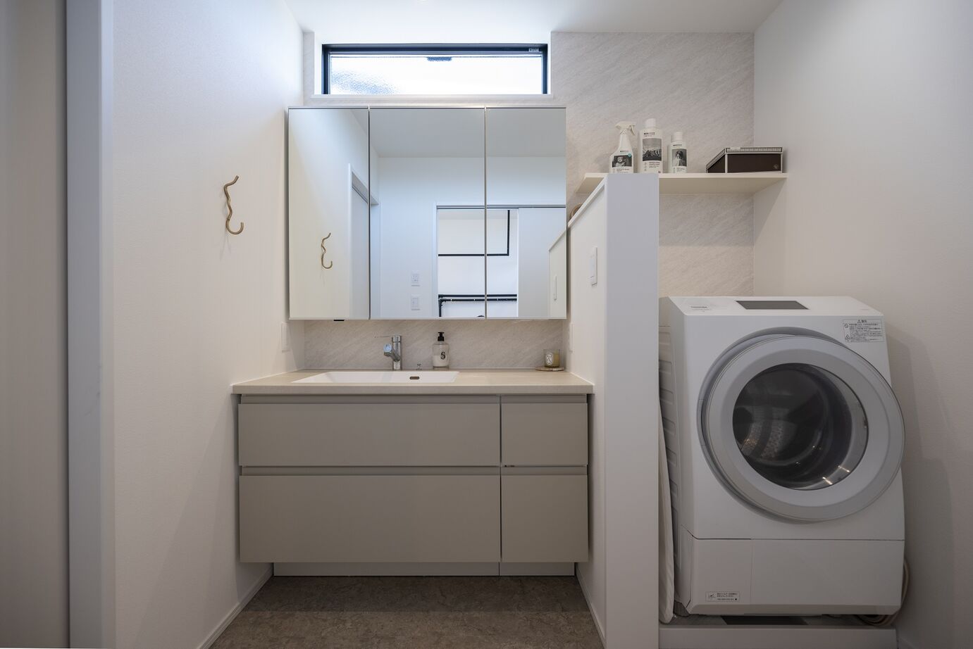 アイデザインホーム 【2000万円台/愛知県一宮市/54坪/アウトドアリビング】アクアリウムと吹抜けのある明るい玄関で迎える家の建築実例画像6