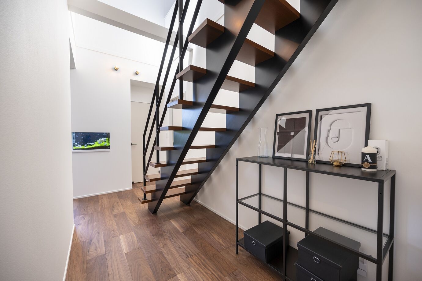 アイデザインホーム 【2000万円台/愛知県一宮市/54坪/アウトドアリビング】アクアリウムと吹抜けのある明るい玄関で迎える家の建築実例画像8