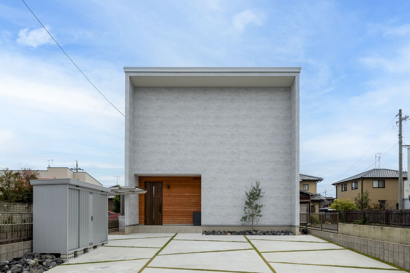 アイデザインホーム 【2000万円台/三重県桑名市/70坪/収納充実】中庭で遊ぶ子どもの姿がリビングから見える、家族のつながる家の建築実例画像1