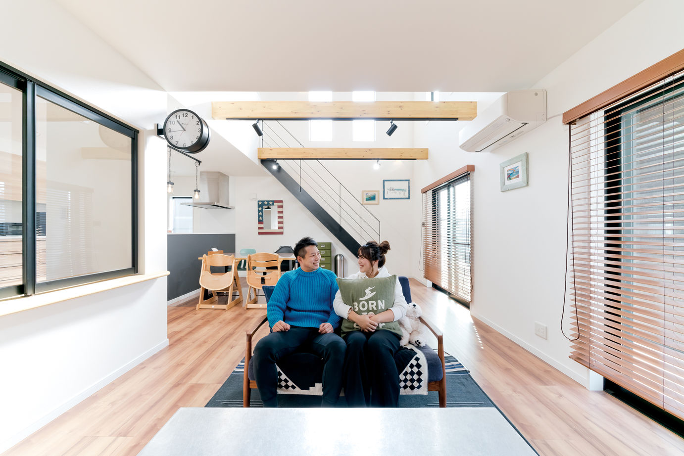 一級建築士事務所　上野工務店 【1500万円～2000万円台・延床面積約40坪・高槻市】光が差し込む吹抜けとアイアン階段がある大空間LDKの家の建築実例画像2