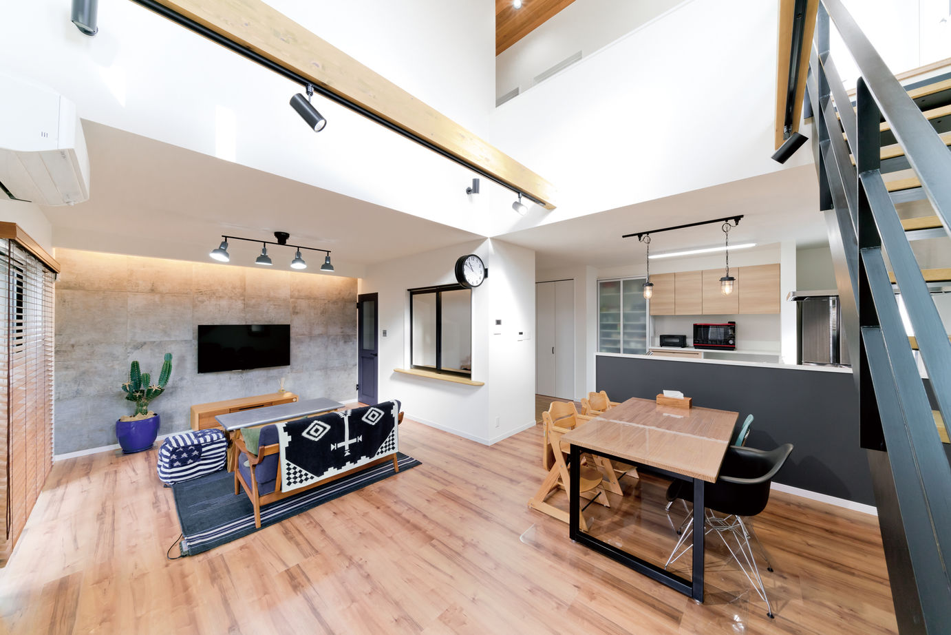 一級建築士事務所　上野工務店 【1500万円～2000万円台・延床面積約40坪・高槻市】光が差し込む吹抜けとアイアン階段がある大空間LDKの家の建築実例画像3