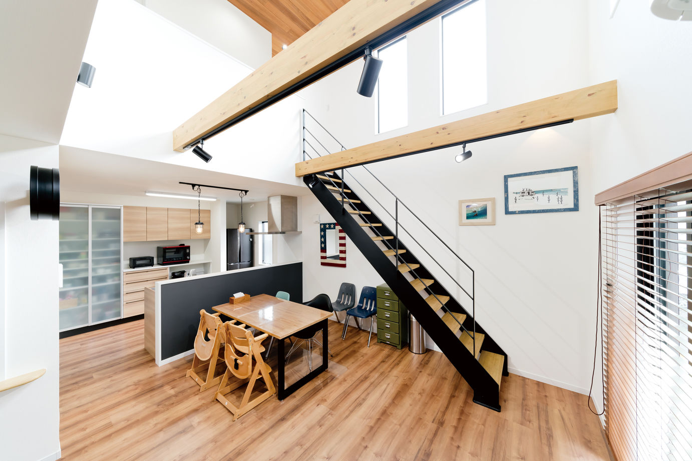 一級建築士事務所　上野工務店 【1500万円～2000万円台・延床面積約40坪・高槻市】光が差し込む吹抜けとアイアン階段がある大空間LDKの家の建築実例画像4