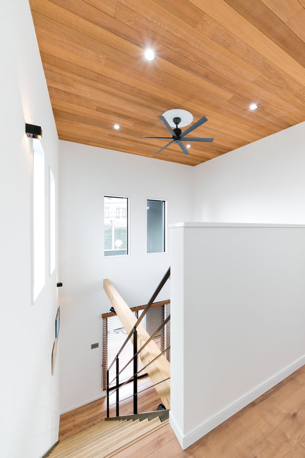 一級建築士事務所　上野工務店 【1500万円～2000万円台・延床面積約40坪・高槻市】光が差し込む吹抜けとアイアン階段がある大空間LDKの家の建築実例画像5