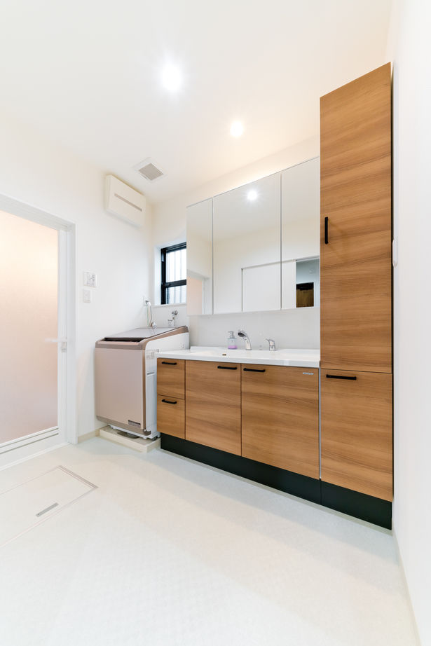 一級建築士事務所　上野工務店 【1500万円～2000万円台・延床面積約40坪・高槻市】光が差し込む吹抜けとアイアン階段がある大空間LDKの家の建築実例画像7