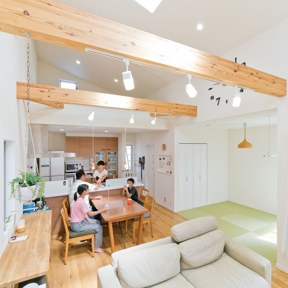 一級建築士事務所　上野工務店 【豊中市／1000万円台／約30坪】光が差し込むLDKとバルコニーから星空を眺める、開放感溢れる家の建築実例画像2